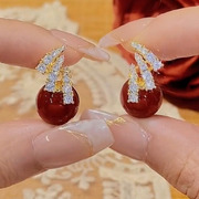 红色珍珠耳环小众设计高级轻奢法式锆石耳钉精致时尚秋冬耳饰