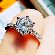 送女友微镶满钻一克拉求婚s925纯银，d色莫桑石钻戒(石钻戒)戒指女款指环