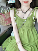 绿色v领无袖吊带连衣裙女夏季小个子法式收腰a字裙镂空茶歇裙子夏