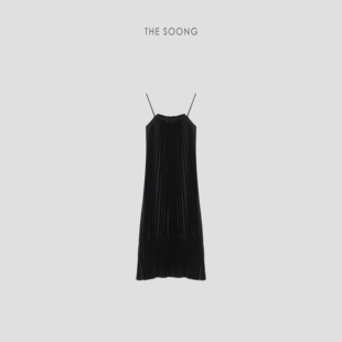 thesoong结构美学立体压褶流质，线条连黑色，优雅细肩带吊带连衣裙