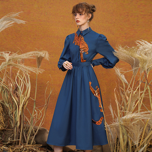 咖沫原创法式复古老虎刺绣长袖，连衣裙女蓝色气质显瘦通勤裙子