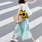 法式流光感绿色裙子套装，夏气质(夏气质)龄无袖白色上衣百褶半身裙两件套