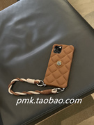 小众高级感复古棕色菱格山茶花手机壳，适用iphone14promax苹果15131211女手拎腕带15pro保护套xsxsmax