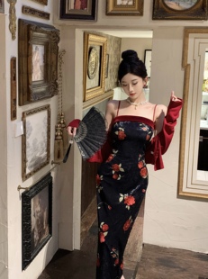 新中式国风玫瑰红色丝绒，拼接吊带连衣裙秋复古性感女人味包臀长裙