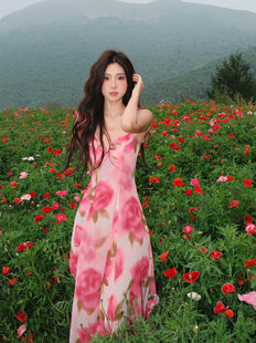 新疆草原旅游拍照氛围感仙女度假长裙气质玫瑰花荷叶边吊带连衣裙