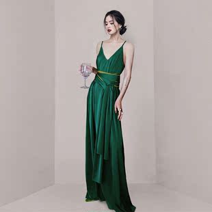 惊艳绿色v领露背吊带连衣裙，质感高级缎面礼服，长裙2023夏装女显瘦