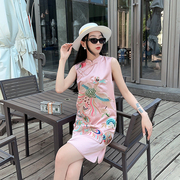 新中式女装2023夏季大码国风，刺绣凤凰旗袍，小开叉盘扣连衣裙潮