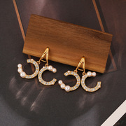 欧美复古小香风镶钻字母耳环高级感小众轻奢时尚气质珍珠银针耳饰