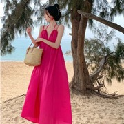 玫红色连衣裙子女夏季茶歇法式宽松显瘦海边度假挂脖吊带长裙