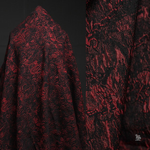 暗红色不规则图案双面提花，布料立体肌理，复古外套西装设计师面料