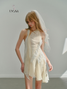 UNOSA原创设计淡黄纯欲飘带不规则斜拼蕾丝挂脖雪纺连衣裙