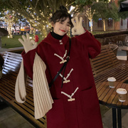 毛呢大衣女2023年冬复古红色，大衣连帽牛角，扣呢子中长款小个子