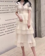 春夏法式复古小众蕾丝，v领米白色，短袖百褶修身连衣裙长裙