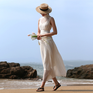 白色高级感网纱拼接挂脖连衣裙，法式女夏无袖露肩，优雅立领沙滩长裙