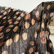 黑色百褶肌理和风印花浅橘色浮萍竖纹褶皱化纤，布料连衣裙服装面料