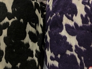 针织羊绒面料 秋冬米白色与亮金丝zhen织底黑色 紫色花瓣提花布料