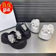 欧货松糕底蝴蝶结水钻拖鞋女2024新款交叉带真皮露趾时尚外穿拖鞋