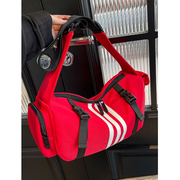 红色包包女2024时尚运动瑜伽，健身包短途(包短途)旅行大容量单肩斜挎包