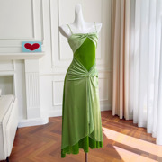 绿色吊带方领连衣裙法式名媛气质简约立体收腰抽褶礼服长裙高级感