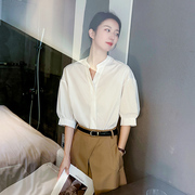 白色衬衫女夏款显瘦中袖立领，职业通勤宽松短袖，设计感泡泡袖上衣