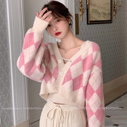 网红同款粉色菱格毛衣外套，女秋冬复古设计感小众短款针织开衫上衣