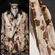 褐色裂纹扎染图案印花布亲肤抗皱大衣，西装外套裤服装设计师面料