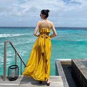 黄色沙滩裙三亚泰国海边度假风旅行穿搭设计感吊带露背连衣裙女夏