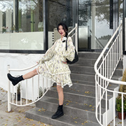 吴宝珠(吴宝珠)自制韩系温柔风，甜美收腰蕾丝长袖，碎花连衣裙设计感蛋糕裙