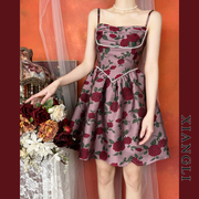 巷里法式复古红色连衣裙夏装宫廷，玫瑰提花高端小礼服吊带蓬蓬短裙
