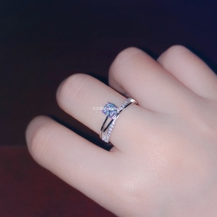 18k白金不对称交叉缠绕高碳钻石戒指，女四十五分仿真钻戒节日礼物