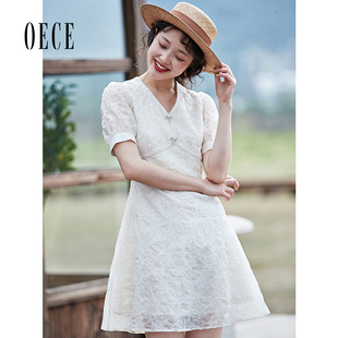 Oece甜美白色仙女裙夏装女装法式气质V领高腰短袖连衣裙