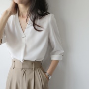 xiner白色v领衬衫女夏季薄款设计感小众，简约复古半袖雪纺上衣中袖
