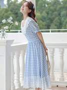 蓝色格子连衣裙女2024夏季泡泡袖蕾丝拼接长裙法式甜美气质裙子