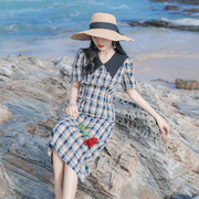 2024夏季女子修身显瘦气质设计感小众茶歇法式复古格子连衣裙