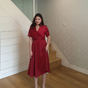红色v领连衣裙2023夏中长款气质赫本风，复古高端显瘦高腰裙子