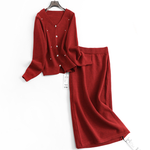 钉珠红色新年穿搭氛围感v领针织，毛衣包(毛衣包)臀裙长裙千金风女套装m117