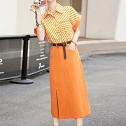 夏港风女装时装，甜美鲜艳橘色条纹半袖衬衫搭配束腰，开叉半身裙套装