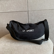 韩版包包休闲斜挎包新月形单肩大包时尚大容量运动日常后背包