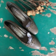 vintage复古做旧款铆钉装饰轻复古圆头中古鞋舒适中跟单鞋WL