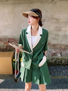 绿色薄款短袖小西装套装女夏季2023时尚炸街百褶半身裙两件套