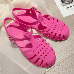细细条复古芭比粉玫红色，罗马凉鞋女夏季时尚度假沙滩平底果冻鞋