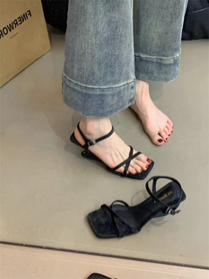 黑色坡跟罗马凉鞋女2024夏季法式气质优雅细带，露趾一字高跟鞋