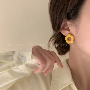 黄色醋酸花朵耳环女森系时尚，简约气质小清新适合夏天的耳钉耳饰品
