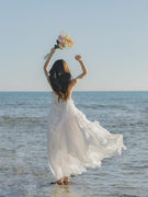 海南三亚旅游拍照沙滩裙白色，气质仙女飘逸吊带连衣裙洱海度假长裙