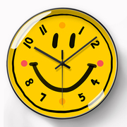 奶油风挂钟创意笑脸钟表ins时尚卡通儿童房电波钟自动对时钟静音