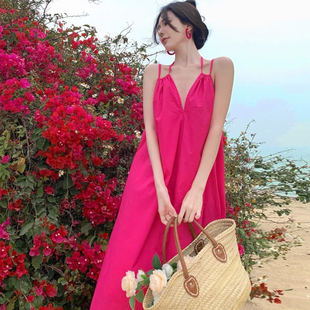 玫红色挂脖吊带连衣裙子女夏法式宽松遮肉海边旅游拍照好看的裙子