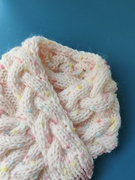 纯手工编织的麻花小围巾成品，浅粉色豆豆围巾戴羽绒服里面的围巾