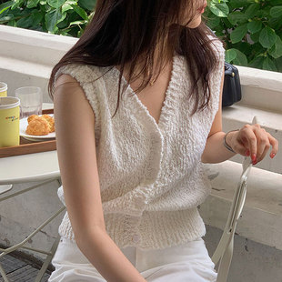 韩国chic夏季温柔气质v领单排扣褶皱颗粒感，设计无袖针织背心马甲