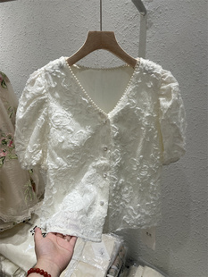 立体珍珠v领泡泡袖绣花短袖，薄款短款外套2024夏韩版白色显瘦小衫