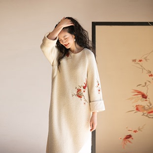 新中式文艺复古针织连衣裙长款羊毛混纺长裙绣花绒感保暖长袖裙子